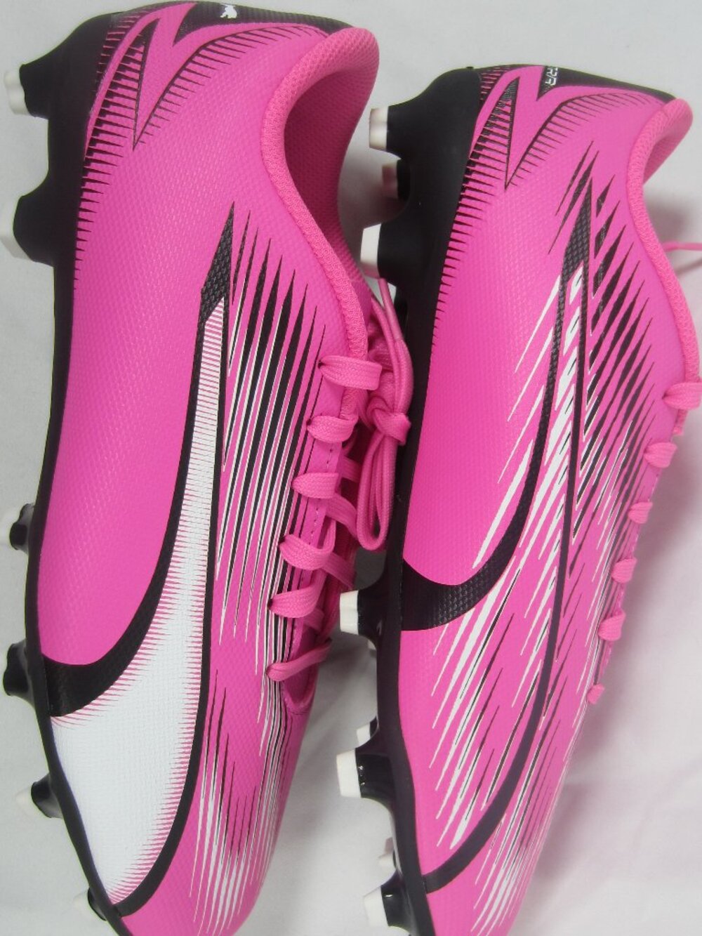 NEW! SOCCER CLEATS - MEN 6 / WOMENS 7.5